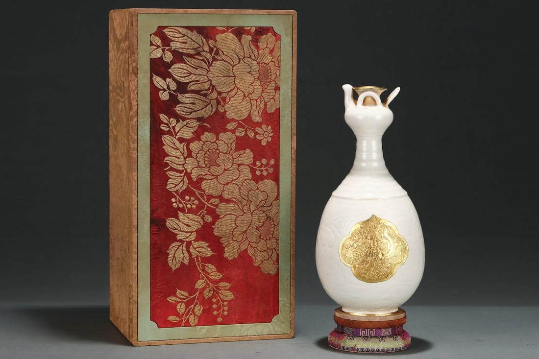 An Exquisite Ding yao White Glazed Phoenix Pattern Vase (1 of 8)