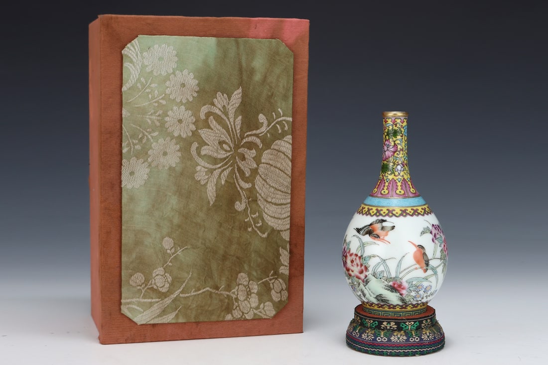 An Exquisite Enamel Flower and Bird Pattern Vase,with poem: An Exquisite Enamel Flower and Bird Pattern Vase,with poem,Qing Dynasty, China,Qianlong Four-character Mark,Size:6.2inx3.2in 珐琅彩花鸟纹瓶,带诗&#
