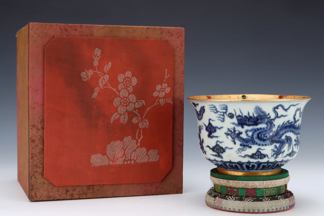 An Exquisite Blue and White Cover with Gold Auspicious Cloud and Dragon Pattern Bowl: An Exquisite Blue and White Cover with Gold Auspicious Cloud and Dragon Pattern Bowl,Ming Dynasty,China,Xuande Six-Character Mark,Size:3.9inx6.2in 