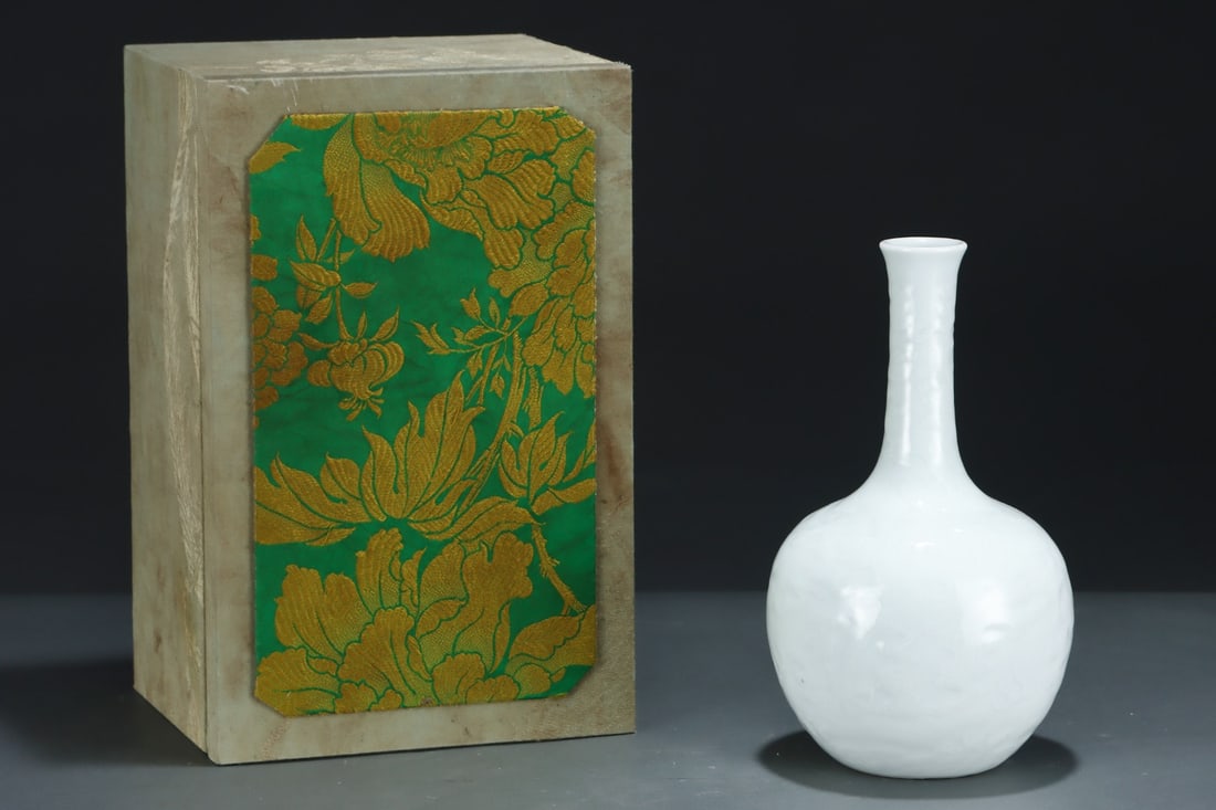 An Exquisite White Glazed Dragon Pattern Vase: An Exquisite White Glazed Dragon Pattern Vase,Qing Dynasty, China,Qianlong Six-character Mark,Size:10inx5.3in 