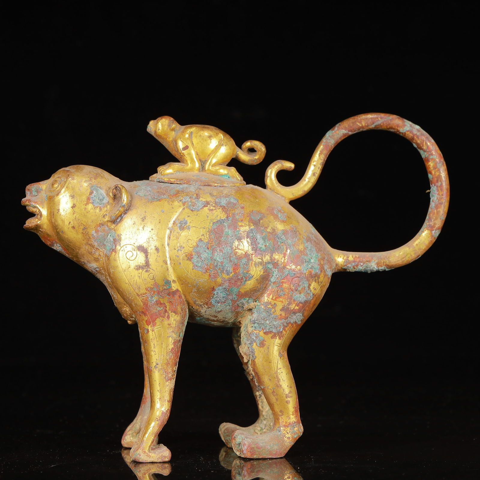 An Exquisite Gilt Bronze Monkey Ornament: An Exquisite Gilt Bronze Monkey Ornament,Qing Dynasty,China,Size:7.5inx2.4inx5.9in,Weight:1094g 铜鎏金猴子摆件,中国清代
