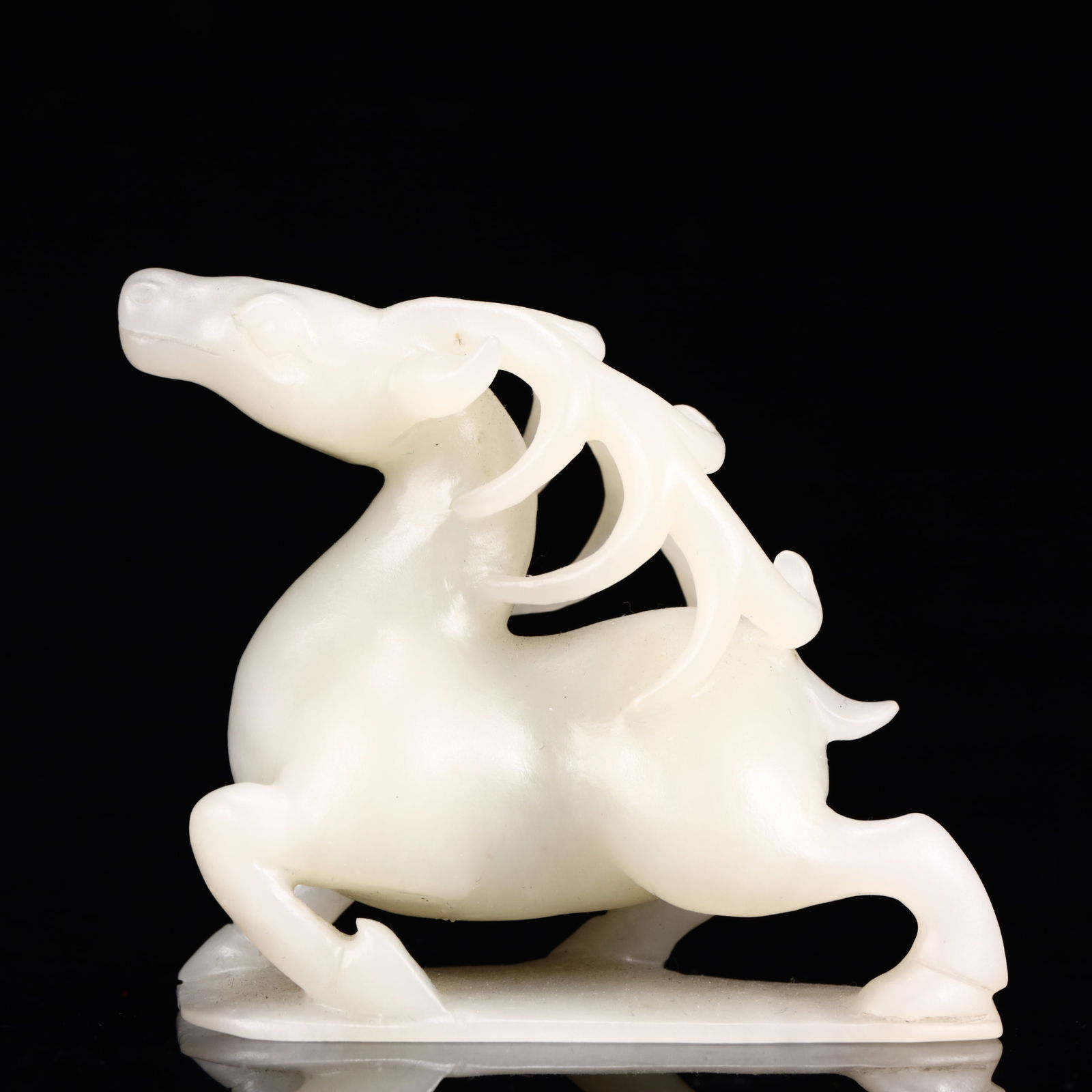 An Exquisite White Jade Sika Deer Ornament: An Exquisite White Jade Sika Deer Ornament,Qing Dynasty, China,Size:3.9inx1.8inx3.1in,Weight:284g 白玉梅花鹿摆件,中国清代