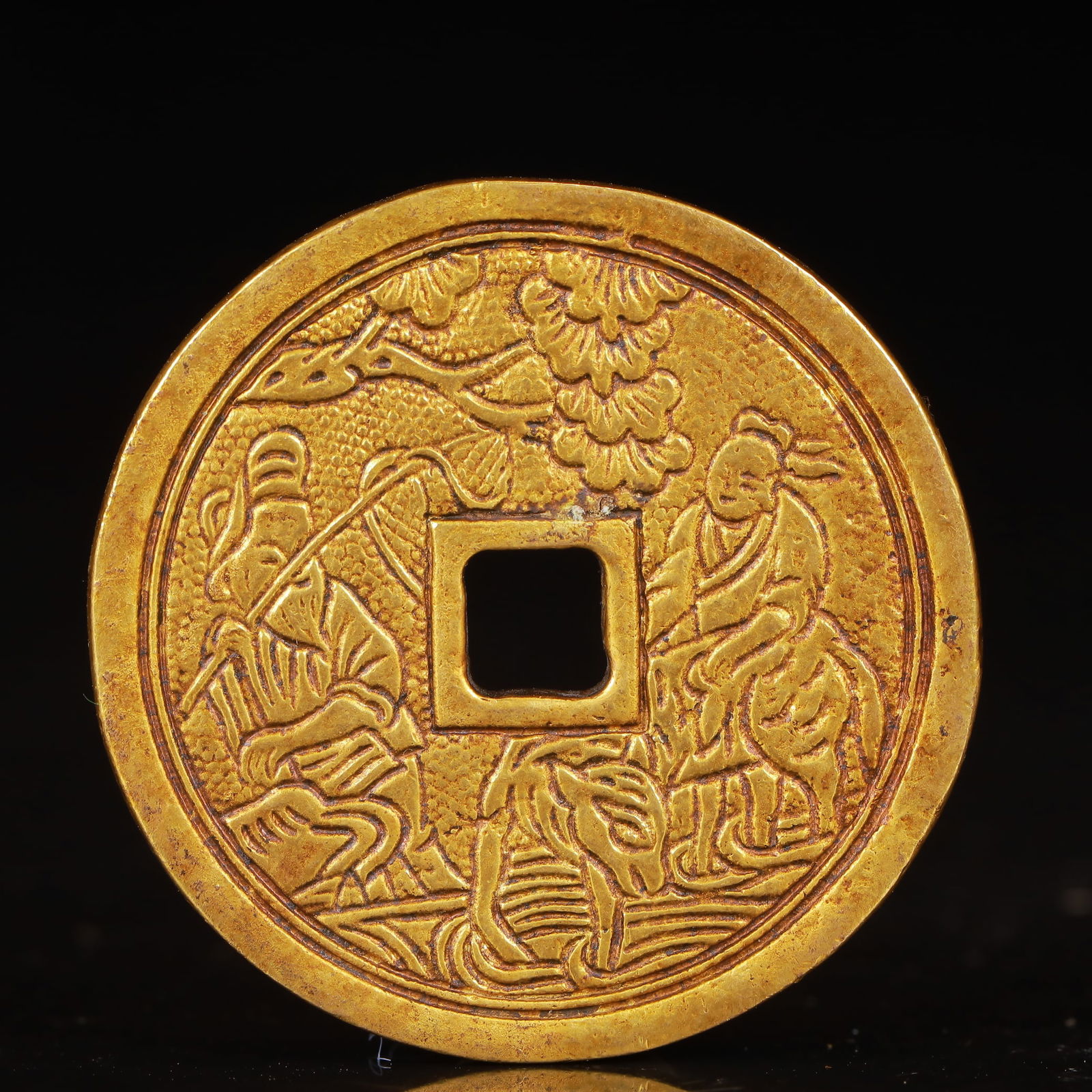 An Exquisite Gilt Bronze Figure Pattern Coin: An Exquisite Gilt Bronze Figure Pattern Coin,Qing Dynasty,China,Size:1.6inx0.1in,Weight:25g 铜鎏金人物纹钱币,中国清代