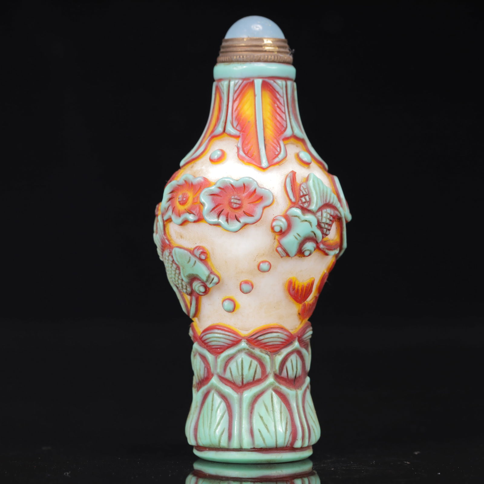 An Exquisite Glass Goldfish Pattern Snuff Bottle: An Exquisite Glass Goldfish Pattern Snuff Bottle,Qing Dynasty, China,Qianlong Four-character Mark,Size:2inx3.9in, Weight:90g 