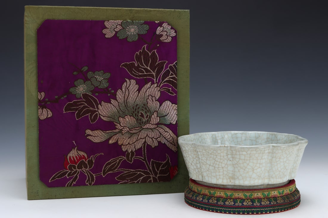 An Exquisite Guan yao White Glazed Brush Washer: An Exquisite Guan yao White Glazed Brush Washer,Song Dynasty, China,Size:2.8inx7.9in 官窑白釉笔洗,中国宋代