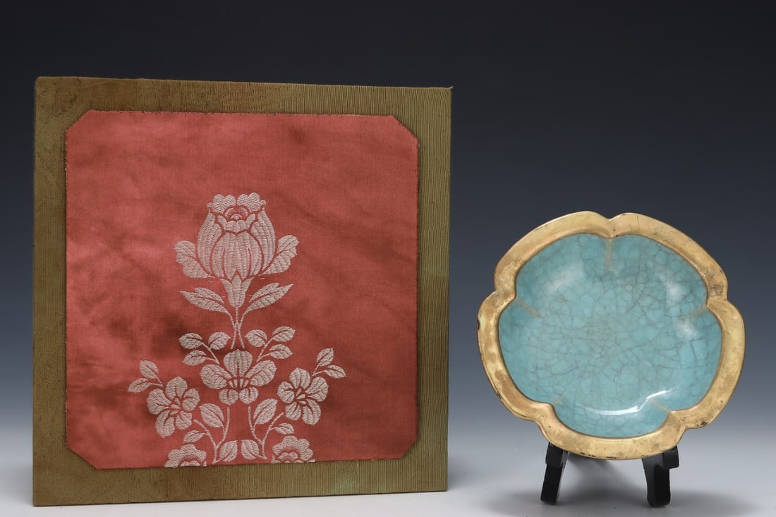 An Exquisite Ru yao Cover with Gold Plate,with an Imperial Poem by Emperor Qianlong: An Exquisite Ru yao Cover with Gold Plate,with an Imperial Poem by Emperor Qianlong,Song Dynasty,China,Size:1.1inx5.4in 