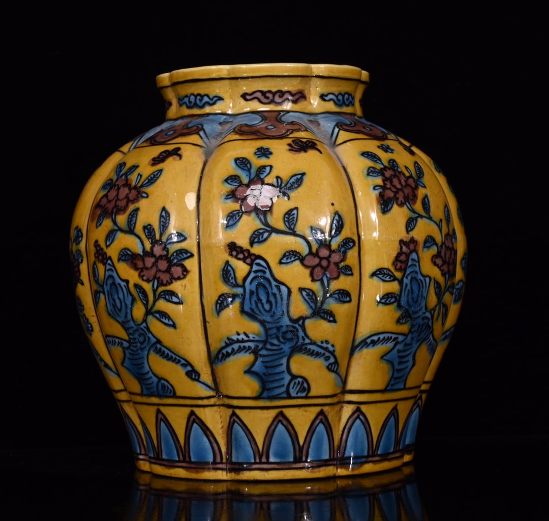 An Exquisite Blue and White Underglaze-Red Flower Pattern Jar: An Exquisite Blue and White Underglaze-Red Flower Pattern Jar,Ming Dynasty,China,Wanli Six-character Mark,Size:7.1inx7.1in 