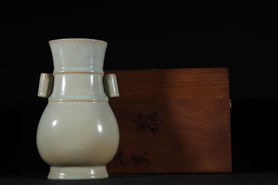 An Exquisite Ru yao Sky Blue Glazed Double-Ears Vase: An Exquisite Ru yao Sky Blue Glazed Double-Ears Vase,Song Dynasty,China,Size:8.7inx5.1in 汝窑天青釉双耳瓶,中国宋代