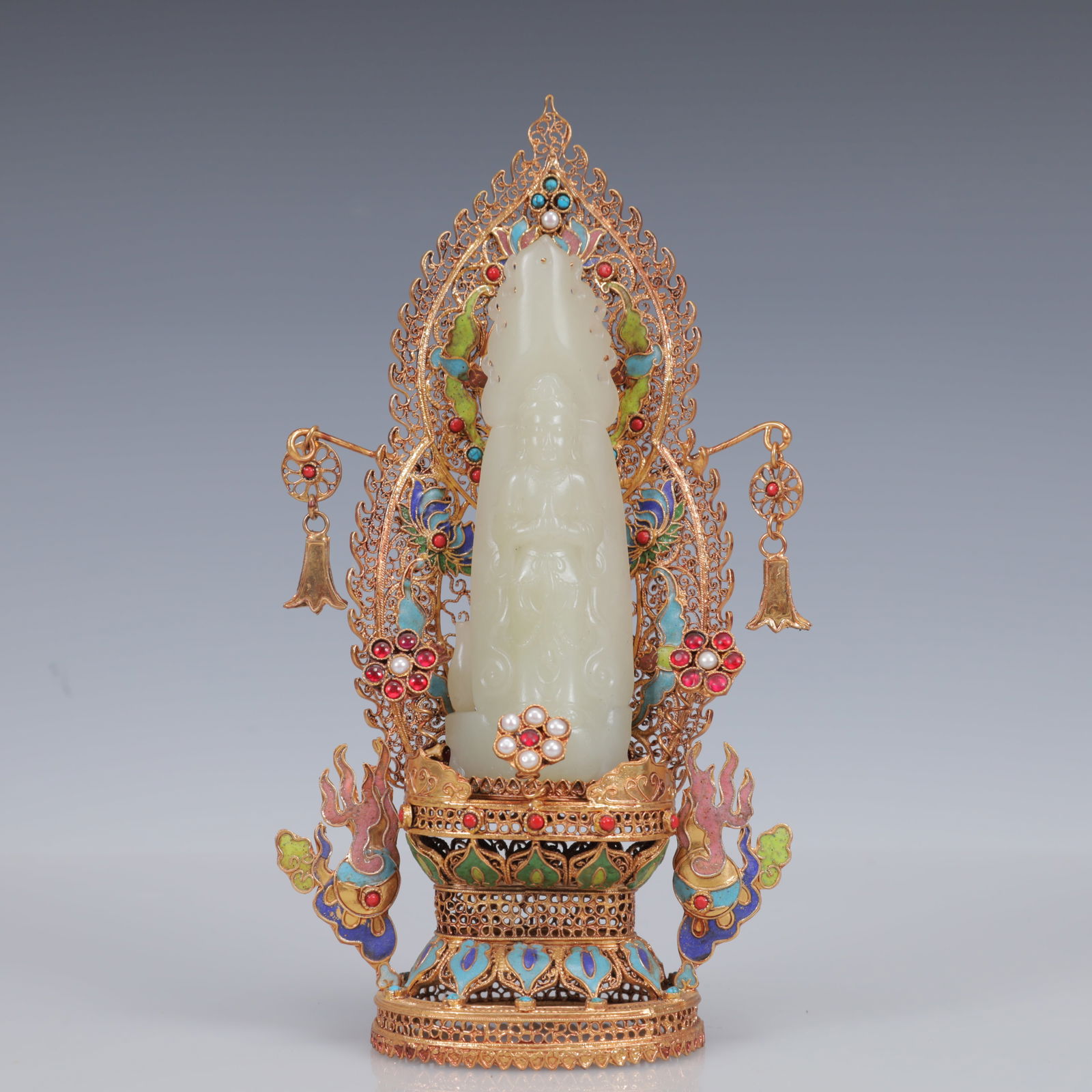 An Exquisite Filigree and Gilding Inlaid White Jade Statue of Avalokitesvara,Inlaid Gems: An Exquisite Filigree and Gilding Inlaid White Jade Statue of Avalokitesvara,Inlaid Gems,Qing Dynasty, China,Qianlong Four-Character Mark,Size:4.7inx2.4inx8.3in,Weight:350g 
