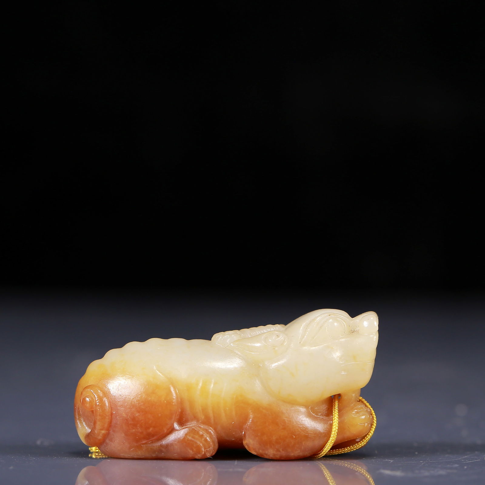 An Exquisite White Jade Unicorn Pendant: An Exquisite White Jade Unicorn Pendant,Qing Dynasty, China,Size:2inx0.8inx1in,Weight:40g 白玉独角兽挂件，清代