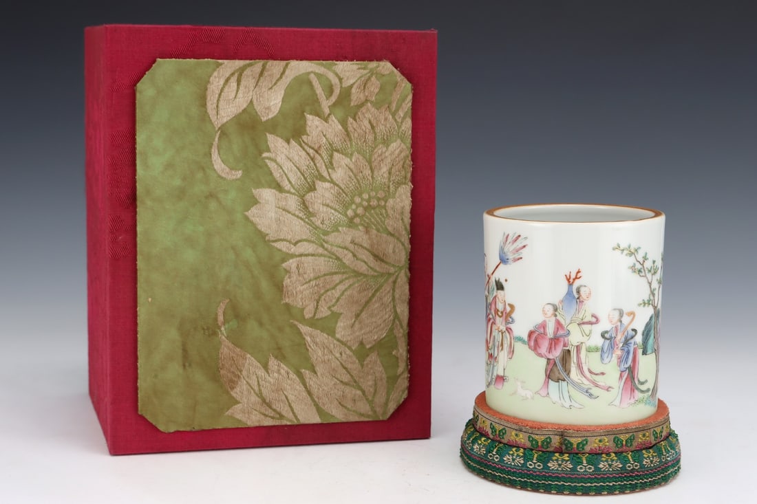 An Exquisite Famille-Rose Character and Story Pattern Brush Pot: An Exquisite Famille-Rose Character and Story Pattern Brush Pot,Qing Dynasty, China,Size:4.3inx3.7in 