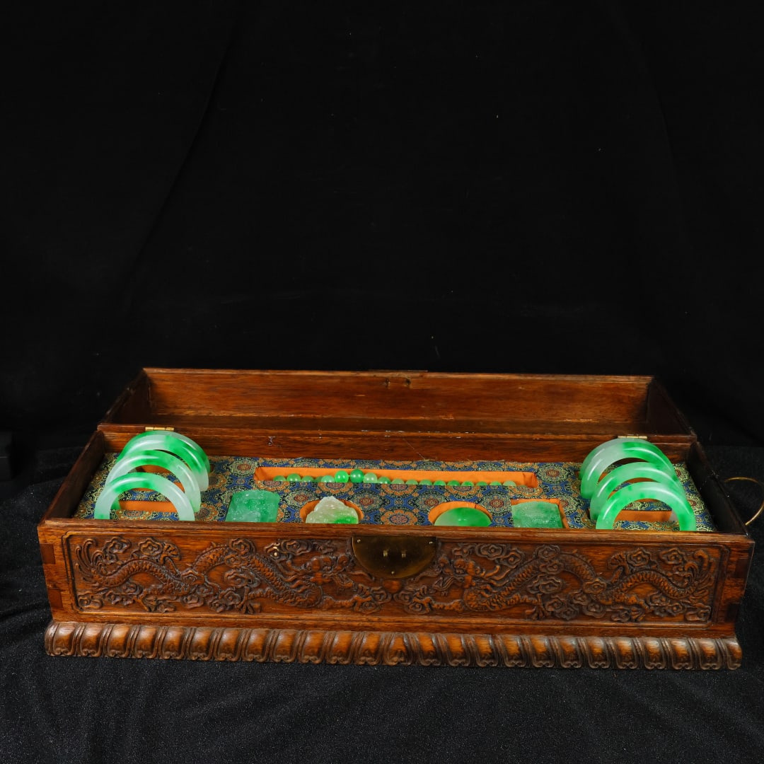 A Set of Fine Jewelry: A Set of Fine Jewelry 一套精美的首饰