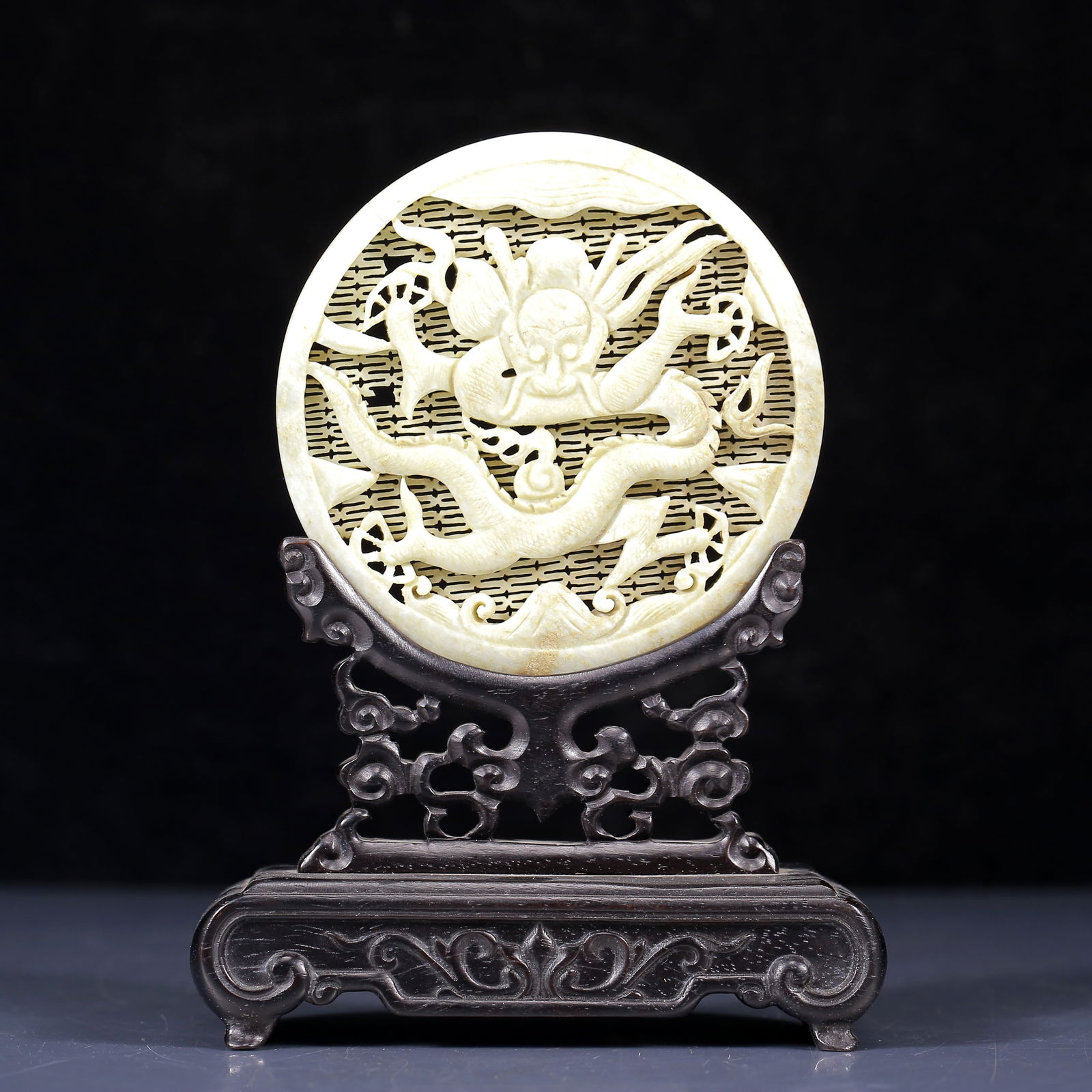 An Exquisite White Jade Dragon Pattern Table Screen (1 of 8)