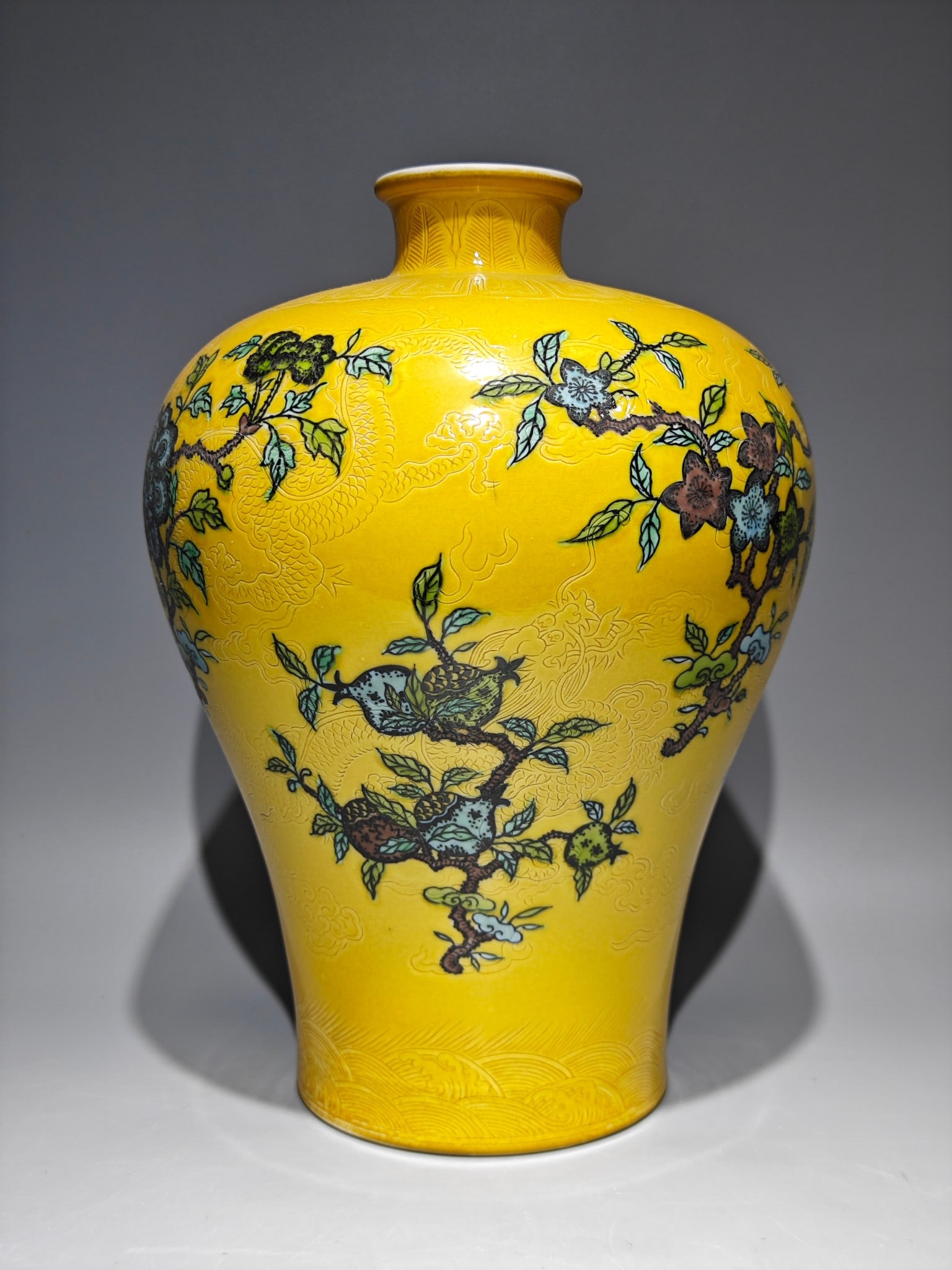 A Rare Biscuit Flower Pattern Vase - 4