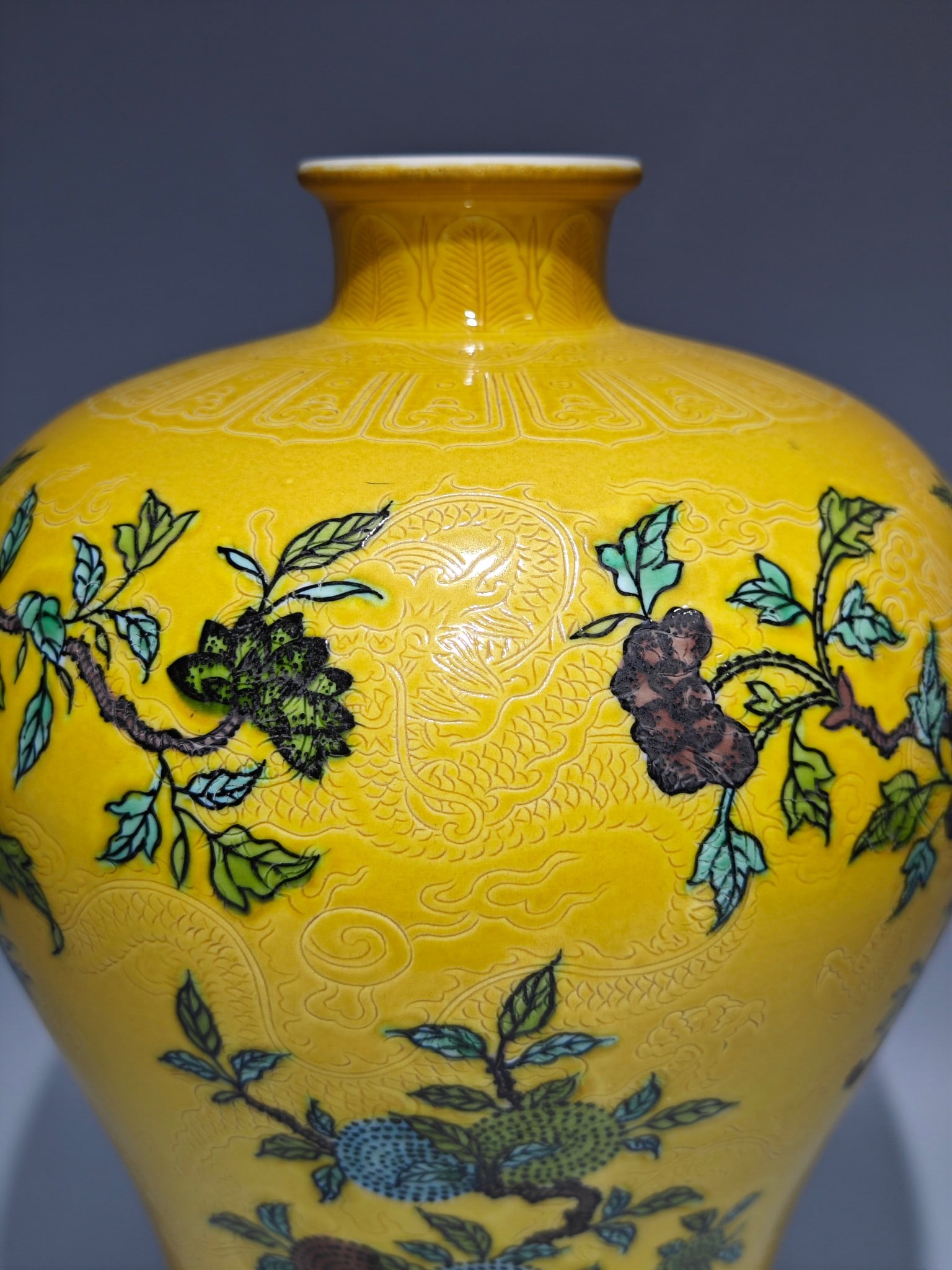 A Rare Biscuit Flower Pattern Vase - 7