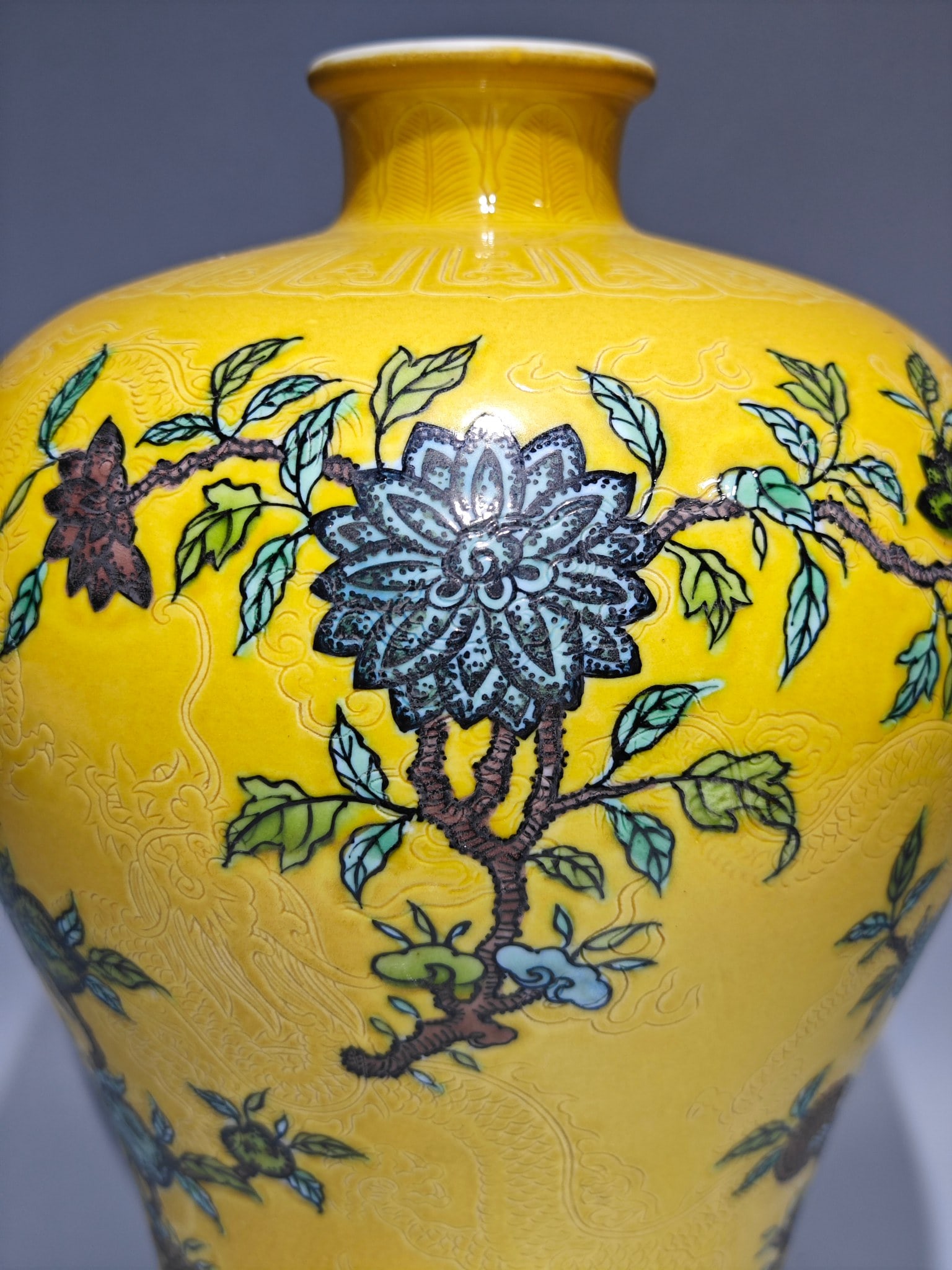 A Rare Biscuit Flower Pattern Vase - 8
