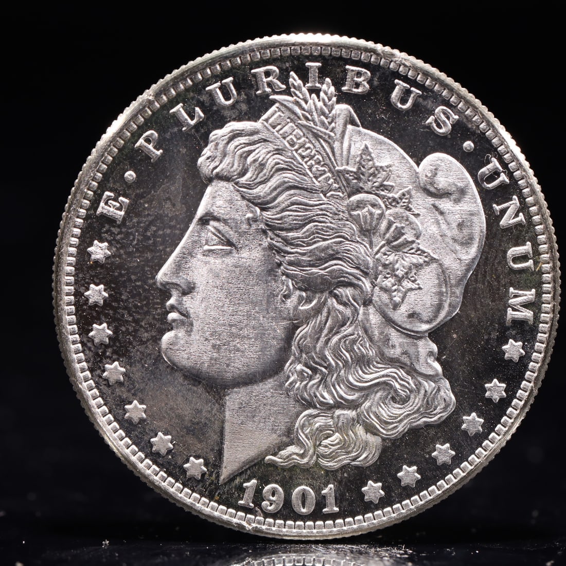 USA Morgan Dollar 1901 Coin: Obv: profile bust with date below and E PLURIBUS UNUM legend and stars around. Rev: eagle with In God we trust above within wreath with UNITED STATES OF AMERICA ONE DOLLAR legend. IN GOD WE TRUST / LI