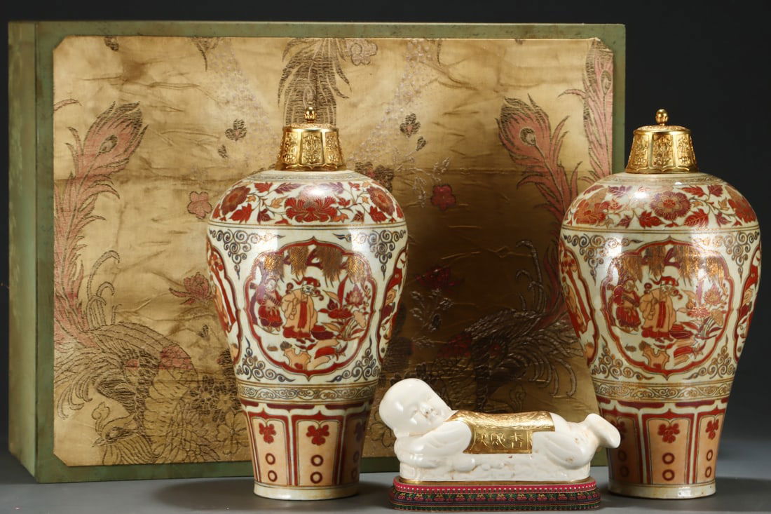 A Pair of Huge Iron-Red Figure and Story Pattern Bottles: A Pair of Huge Iron-Red Figure and Story Pattern Bottles,Size:19.5inx10.2in,Yuan Dynasty,China,with Mark 