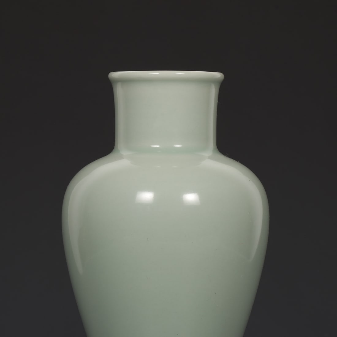 An Exquisite Celadon Glazed Vase - 3