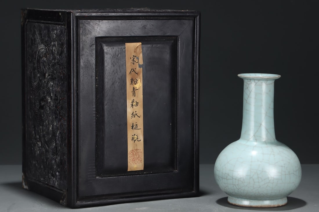 An Exquisite Guan yao Celadon Glazed Vase: An Exquisite Guan yao Celadon Glazed Vase,Song Dynasty,China,Size:8.7inx5.9in 官窑粉青釉瓶,中国宋代