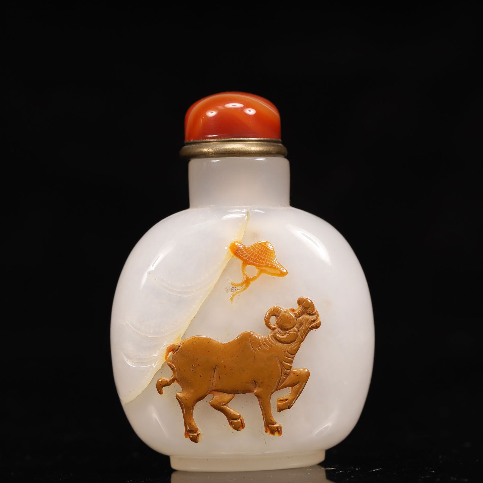 An Exquisite Agate Buffalo Pattern Snuff Bottle: An Exquisite Agate Buffalo Pattern Snuff Bottle,Qing Dynasty, China,Size:2inx1inx3in,Weight:60g 玛瑙牛纹鼻烟壶,中国清代