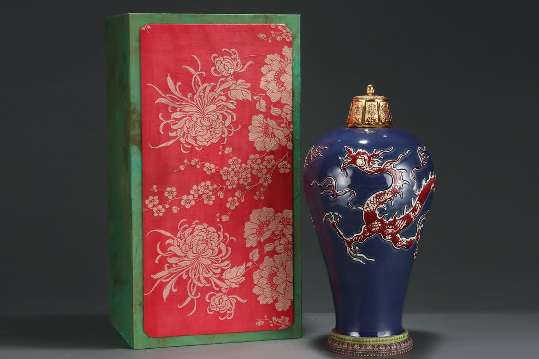 A Huge Ji Blue Glazed Dragon Pattern Bottle: A Huge Ji Blue Glazed Dragon Pattern Bottle,Yuan Dynasty,China,Size:19.3inx10.2in 霁蓝釉龙纹瓶带盖,中国元代