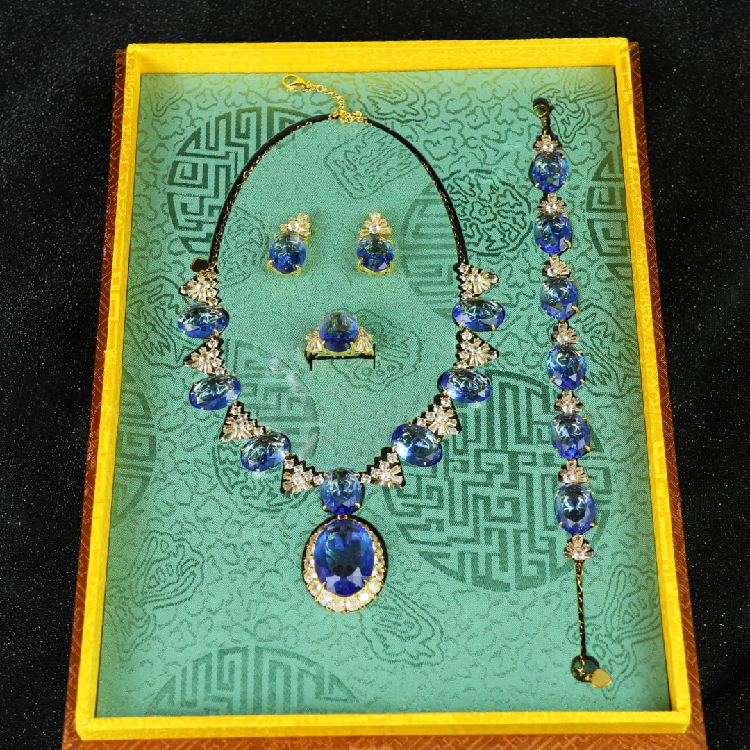 A Set of Fine Jewelry: A Set of Fine Jewelry 一套精美的首饰