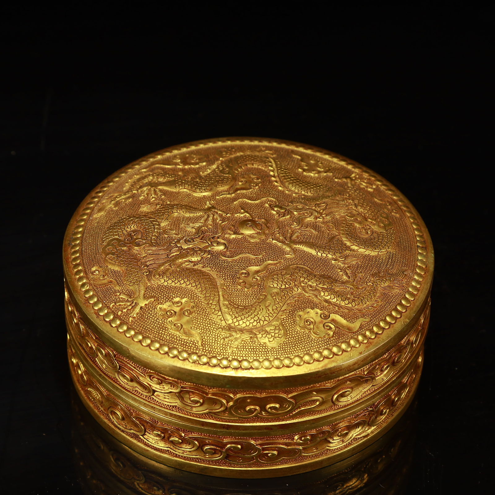 An Exquisite Gilt Bronze Dragon Pattern Jar with Cove (1 of 10)