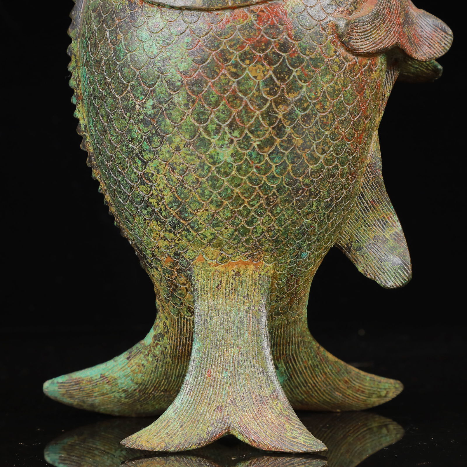An Archaic Bronze Fish Pattern Vase - 10