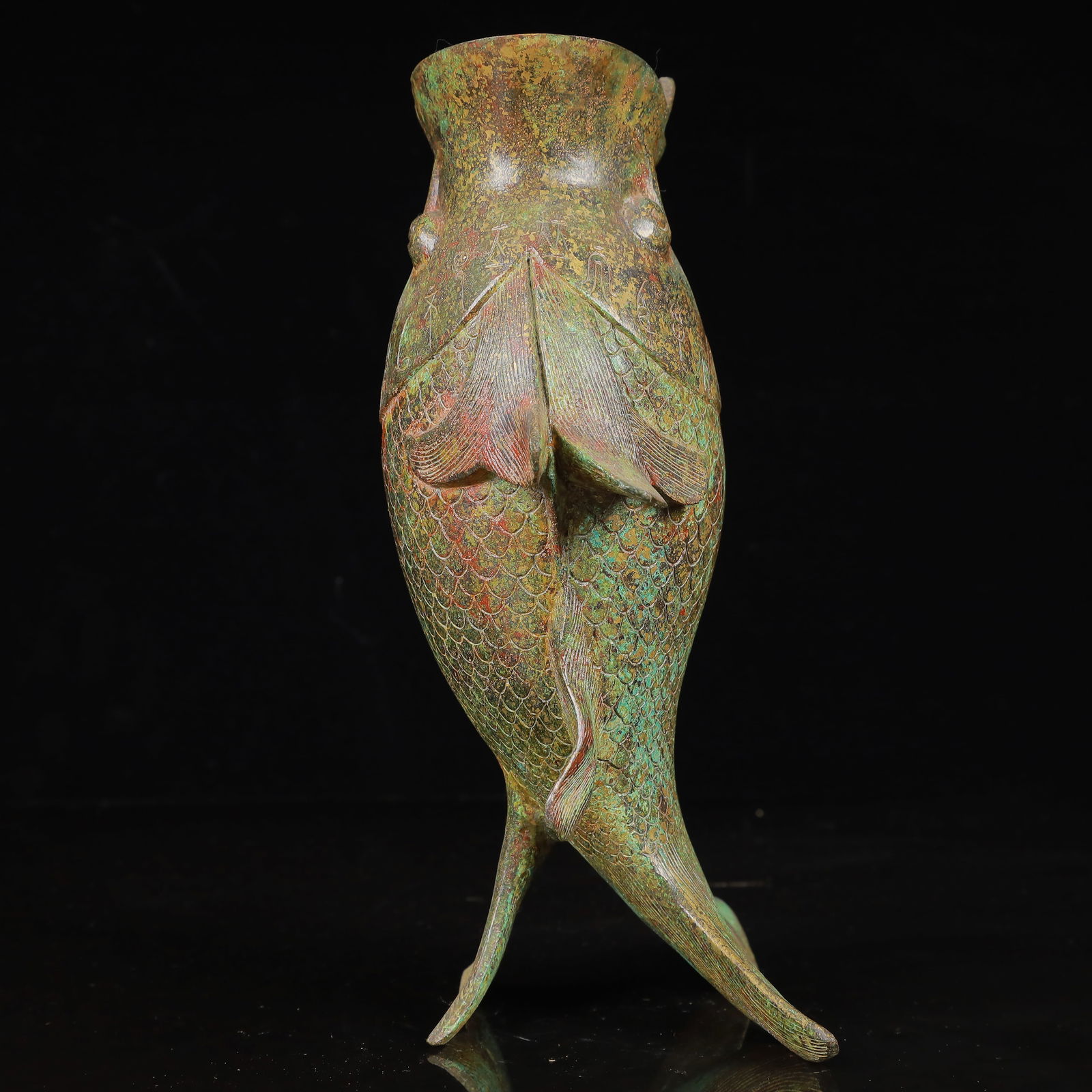 An Archaic Bronze Fish Pattern Vase - 11