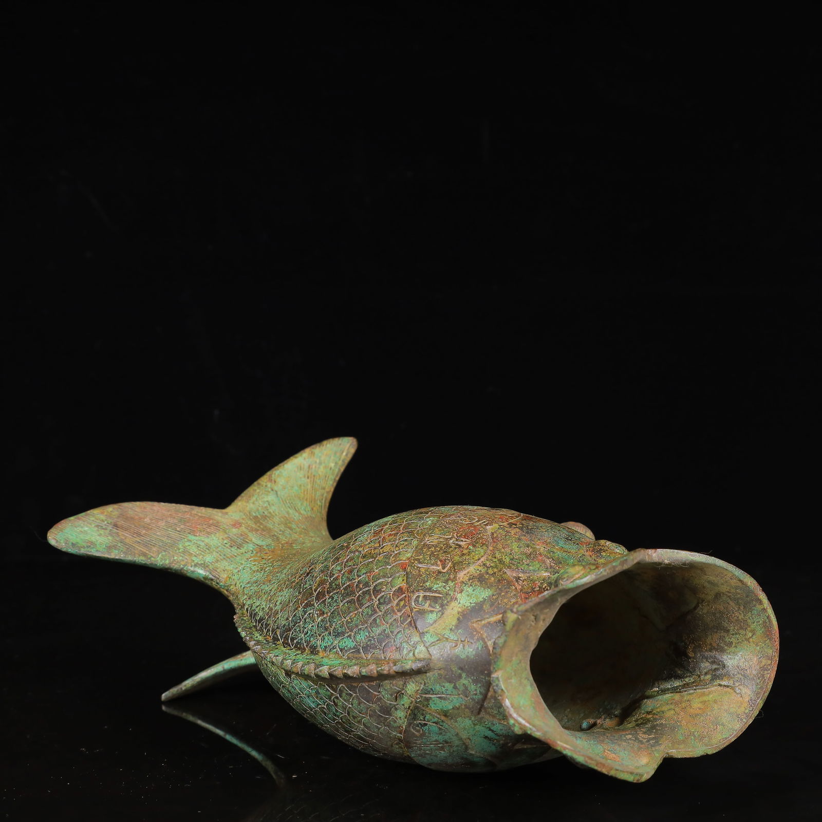 An Archaic Bronze Fish Pattern Vase - 14