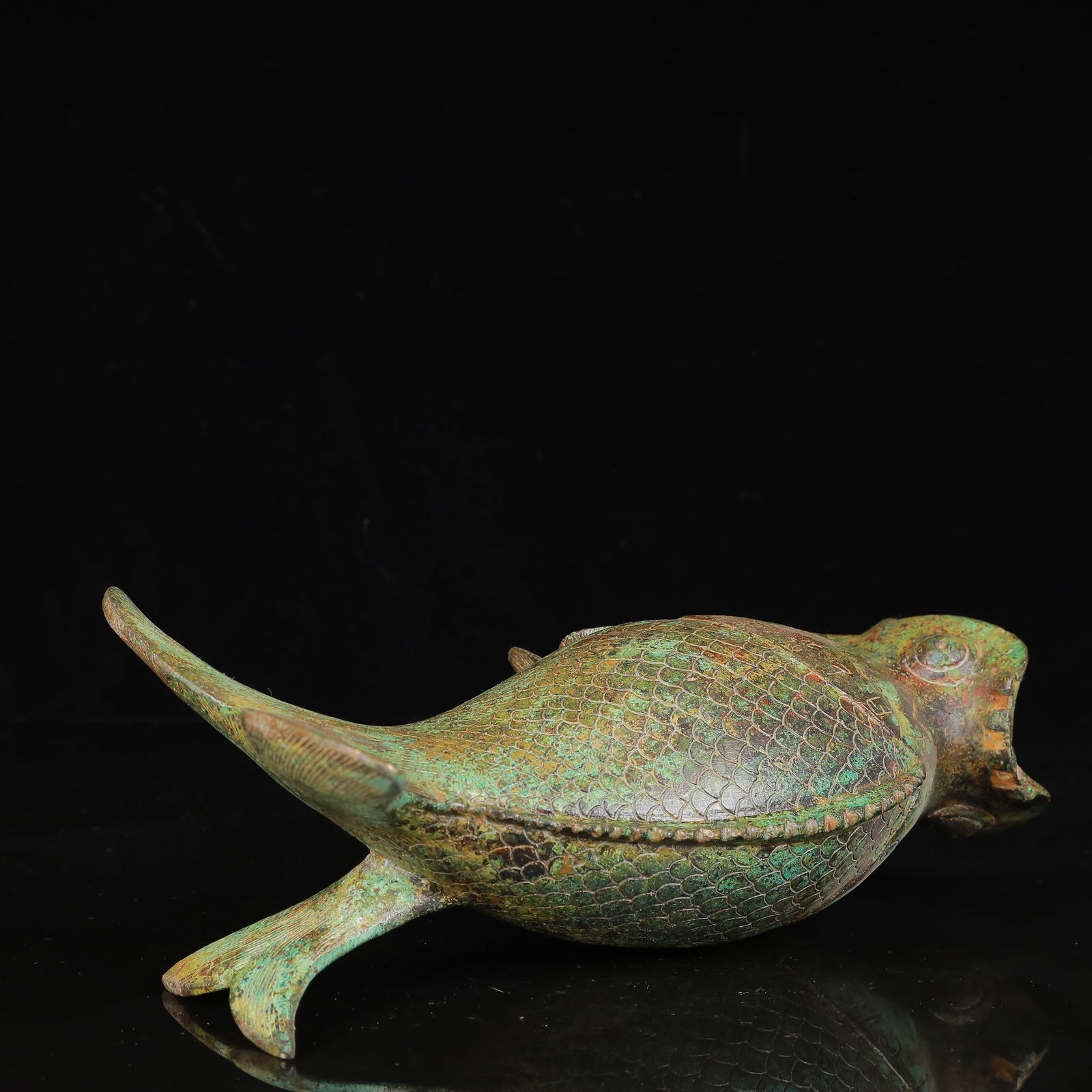 An Archaic Bronze Fish Pattern Vase - 15