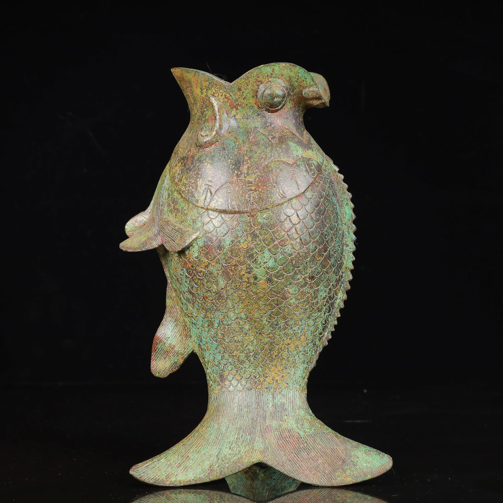 An Archaic Bronze Fish Pattern Vase - 2