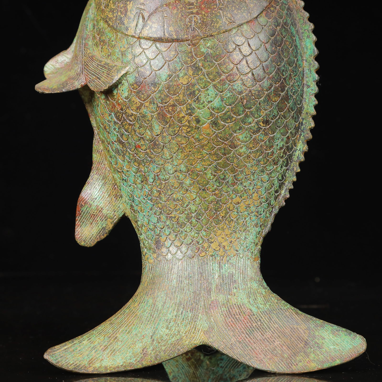 An Archaic Bronze Fish Pattern Vase - 4
