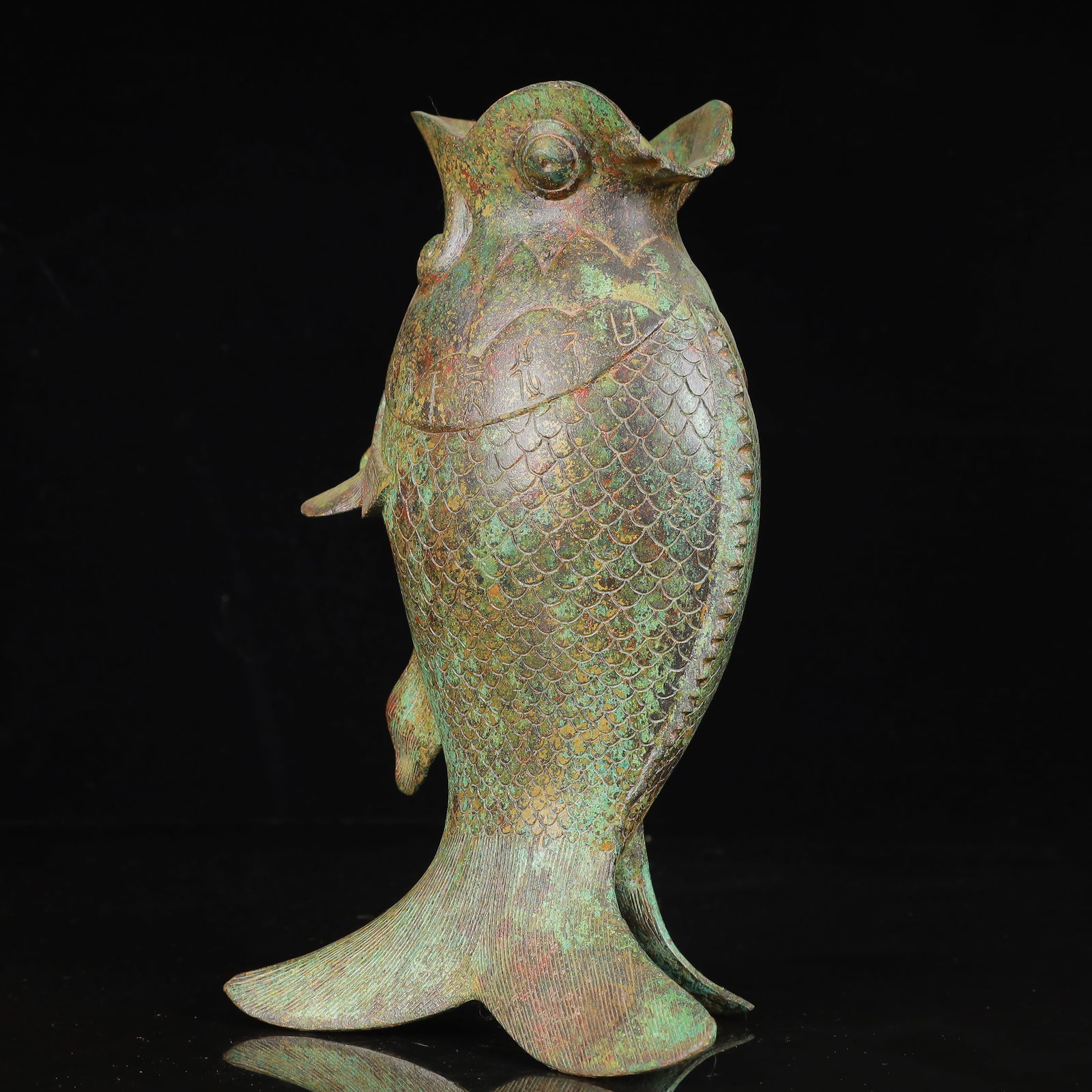 An Archaic Bronze Fish Pattern Vase - 5