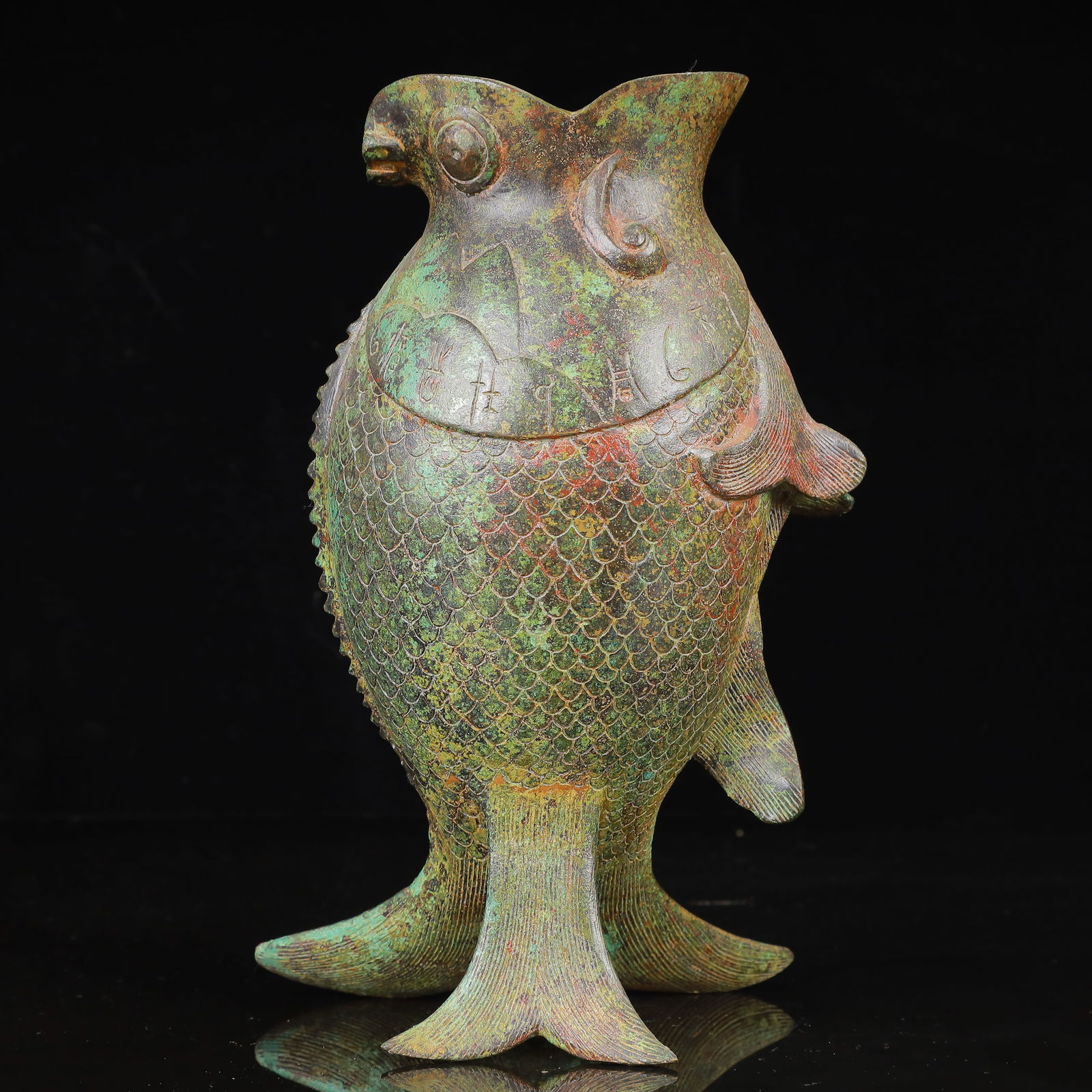 An Archaic Bronze Fish Pattern Vase - 8