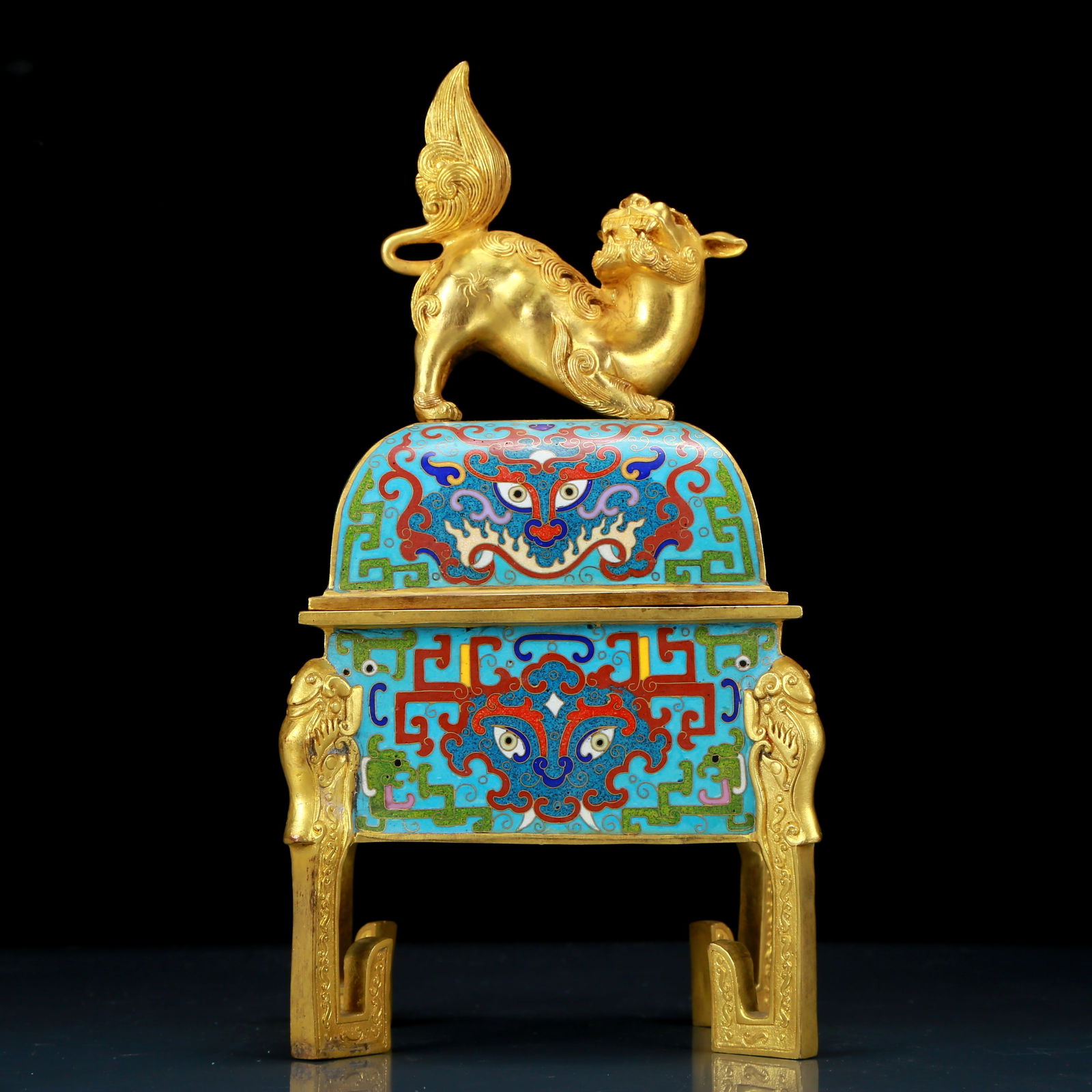 An exquisite cloisonne animal face stove: An exquisite cloisonne animal face furnace, the application of filigree technology makes the decoration of this collection more delicate and three-dimensional. This collectible is functional as well