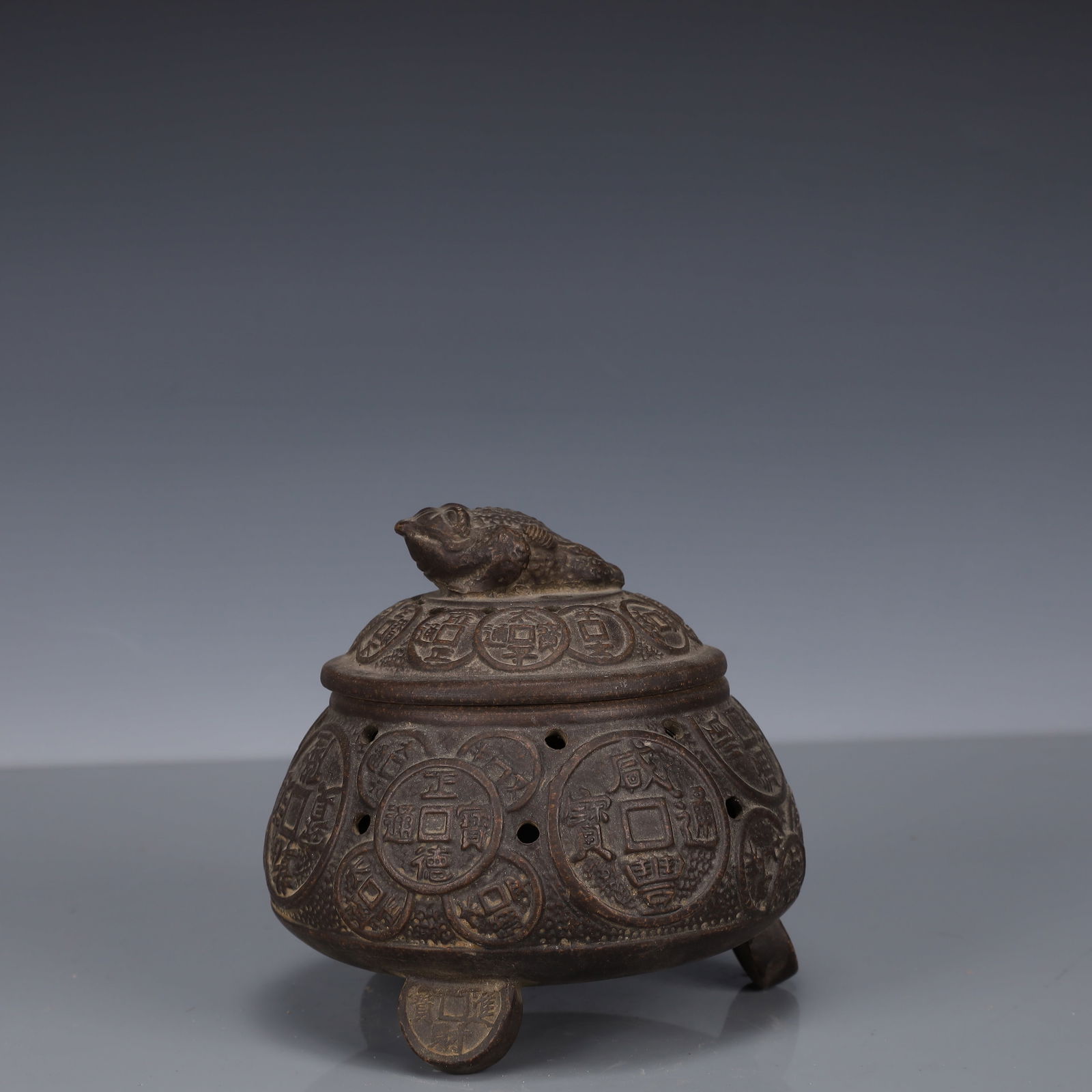 An Exquisite Purple Sands Golden Toad Censer: An Exquisite Purple Sands Golden Toad Censer,Ming Dynasty, China,Xuande Six-character Mark,Size:5.5inx4.7in,Weight:500g 