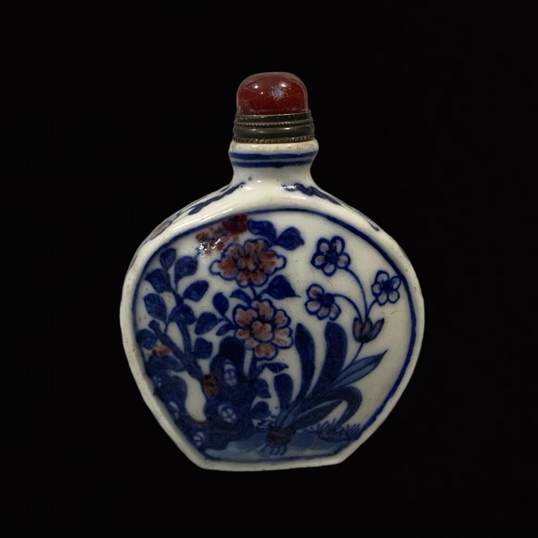 An Exquisite Blue and White Underglaze-Red Flower Pattern Snuff Bottle: An Exquisite Blue and White Underglaze-Red Flower Pattern Snuff Bottle,Qing Dynasty,China,Qianlong Four-character Mark,Size:2.6inx1.6in