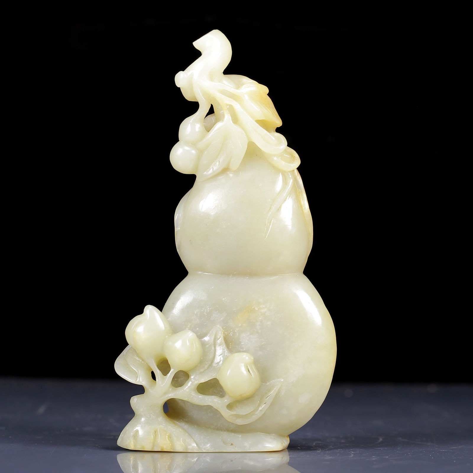 An Exquisite White Jade Peach Pattern Gourd-Shaped Ornament: An Exquisite White Jade Peach Pattern Gourd-Shaped Ornament,Qing Dynasty, China,Size: 3.9inx2inx7.5in,Weight:885g 