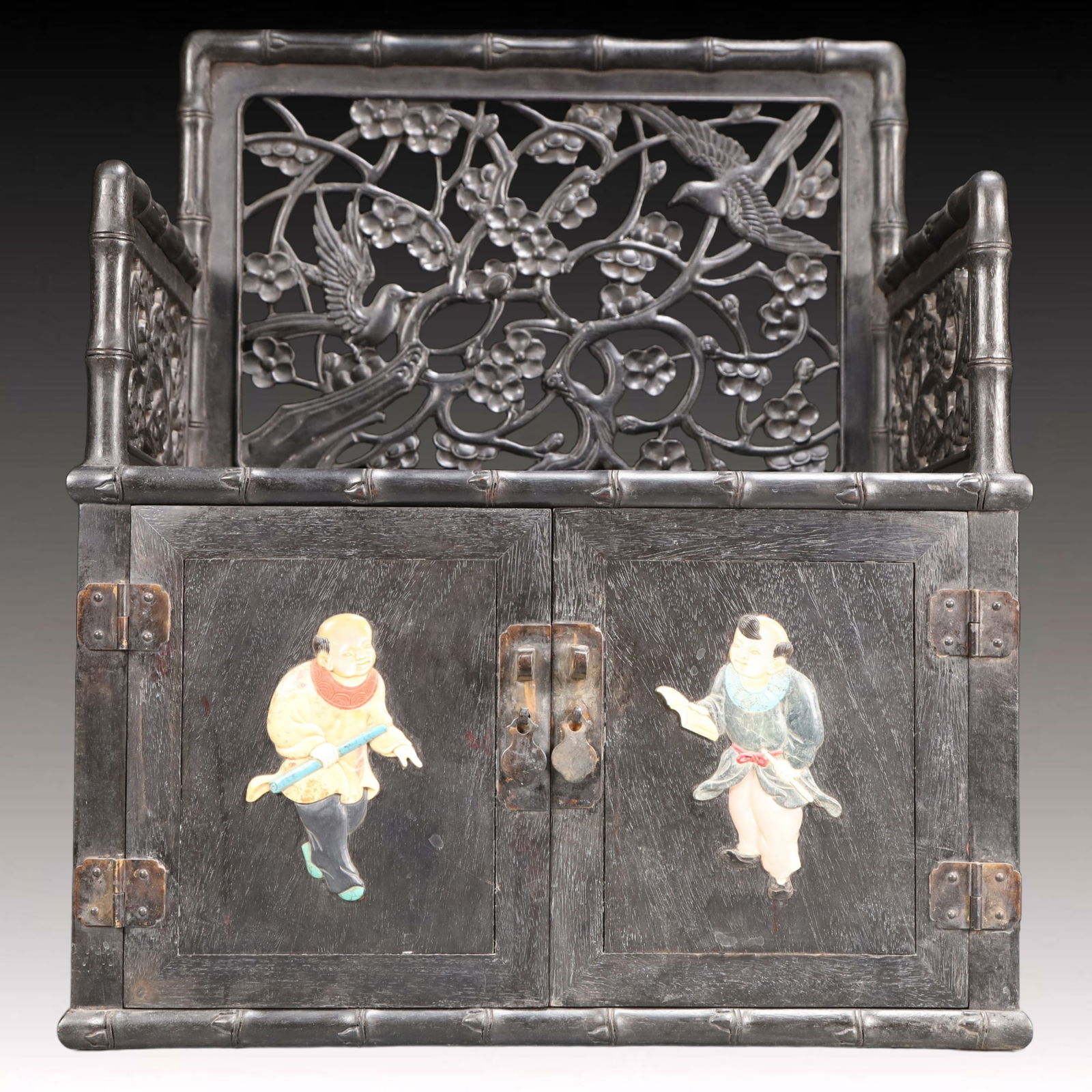 An Exquisite Eaglewood Figure Pattern Cabinet - 3