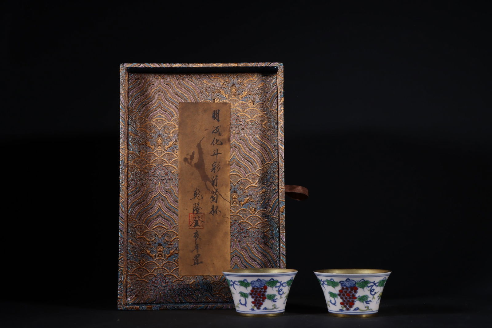 A Pair of Exquisite Doucai Grapes Pattern Cups: A Pair of Exquisite Doucai Grapes Pattern Cups,Ming Dynasty,China,Chenghua Six-character Mark,Size:1.9inx3.3in 一对斗彩葡萄纹杯,中国明