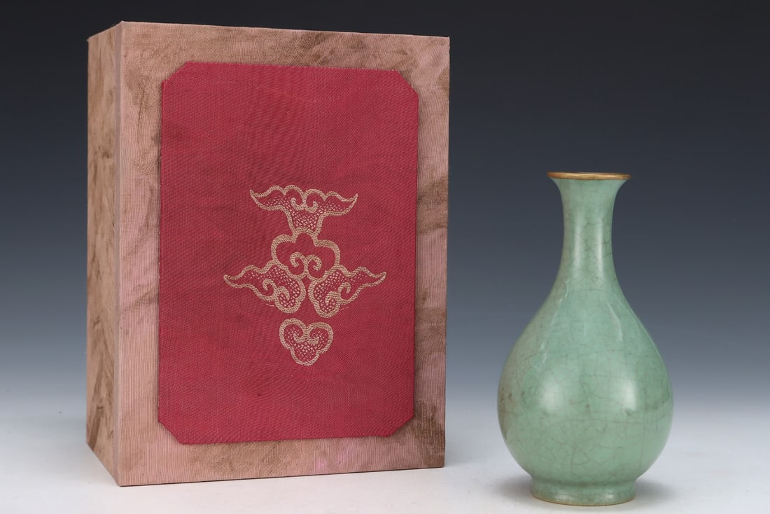 An Exquisite Ru yao Celeste Blue Glazed Cover with Gold Vase (1 of 8)