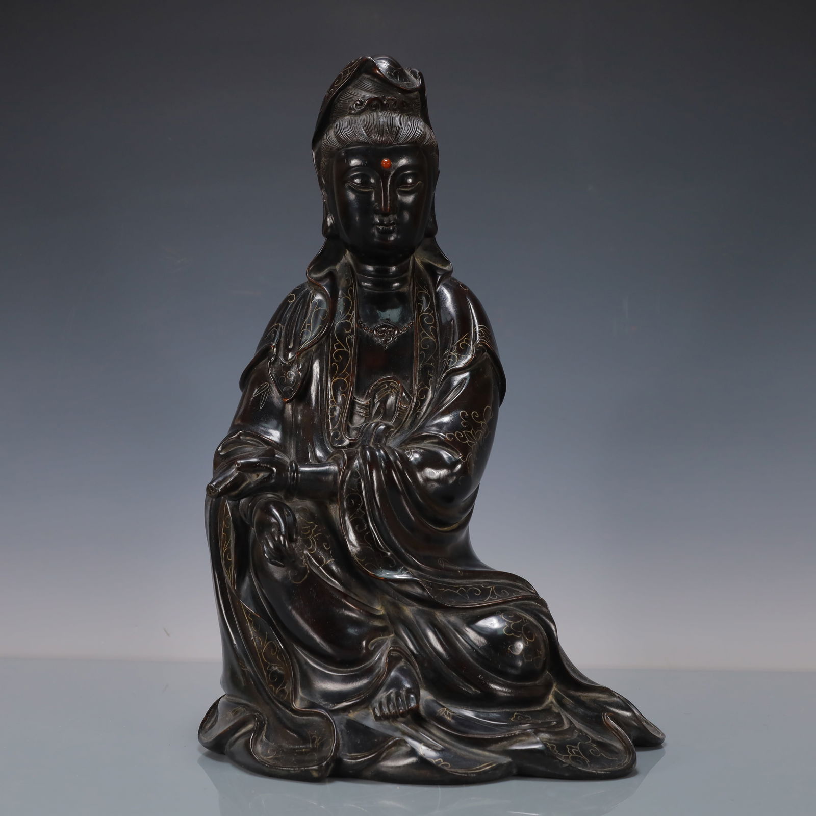 A Exquisite Zitanwood Statue of Avalokitesvara Buddha statue: A Exquisite Zitanwood Statue of Avalokitesvara Buddha statue Song Dynasty, China ,Size:9.8inx8.9inx16.1in Weight:5400g 紫檀观音佛像
