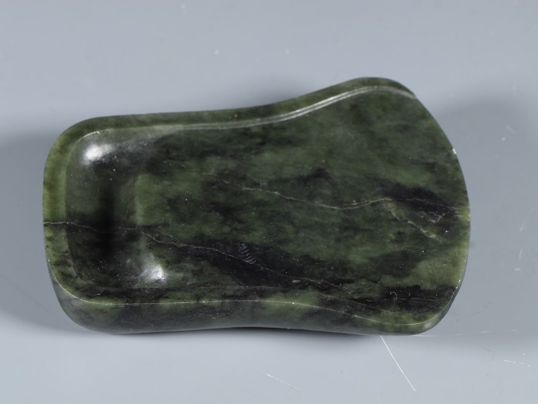 An Exquisite Jasper Ornament: An Exquisite Jasper Ornament,Qing Dynasty,China,Size:3.9inx3.1inx0.7in,Weight:225g 碧玉摆件,中国清代