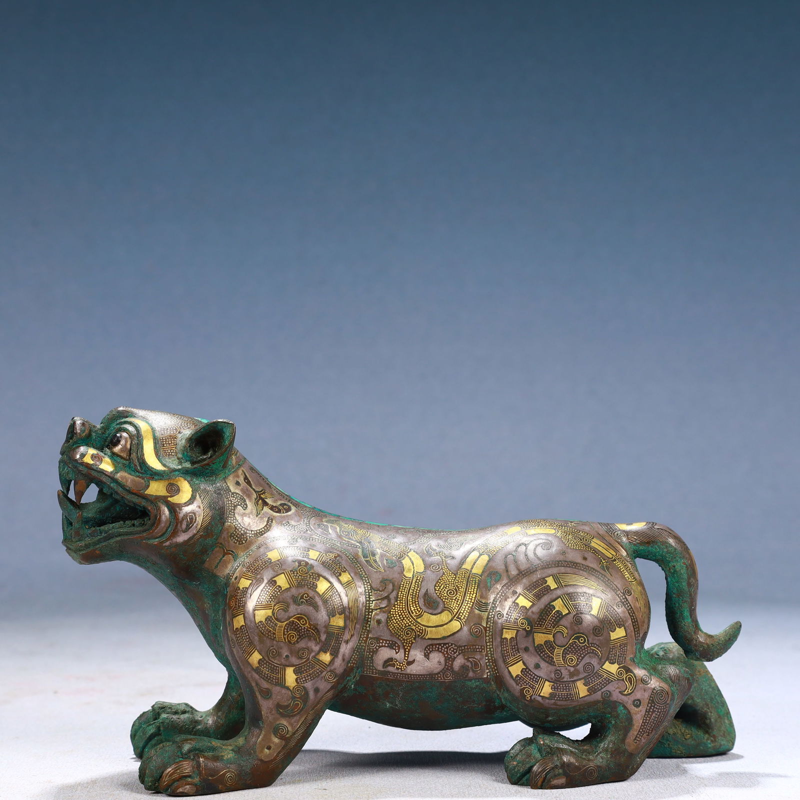 An Archaic Bronze Inlaid Gold and Silver Dragon Pattern Auspicious Beast Ornament,Inlaid Turquoise: An Archaic Bronze Inlaid Gold and Silver Dragon Pattern Auspicious Beast Ornament,Inlaid Turquoise,Qing Dynasty, China,Size:7.5inx2.8inx4.3in,Weight:1000g 青铜错金银Ƙ