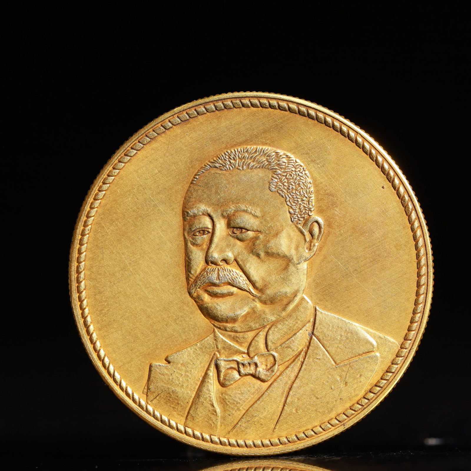 An Exquisite Gold Coin: An Exquisite Gold Coin,The Republic of China, Size:1.5in Weight:37.5g