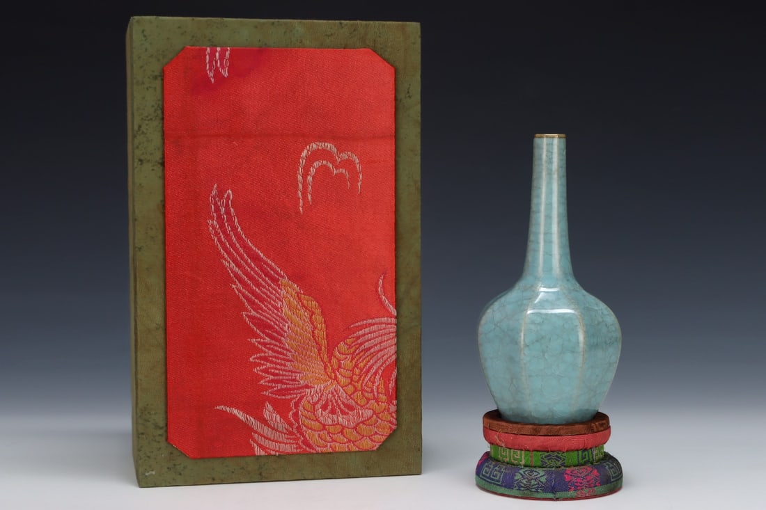 An Exquisite Ru yao Vase: An Exquisite Ru yao Vase,Song Dynasty,China,Size:7.2inx3.7in 汝窑瓶,中国宋代