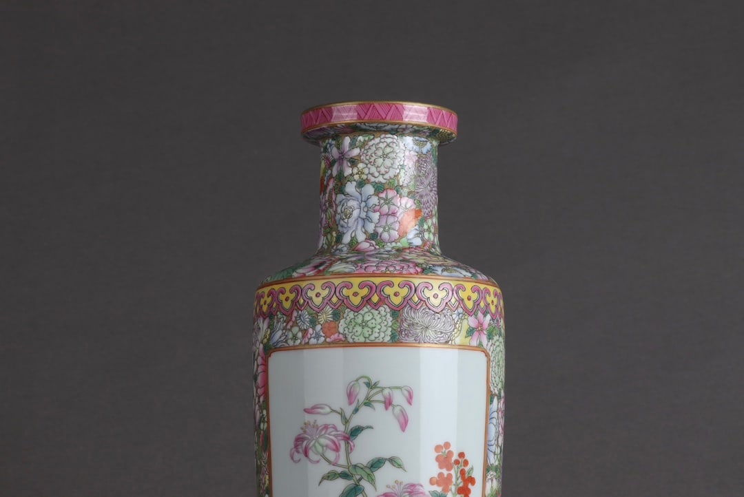 An Exquisite Enamel Flower Pattern Vase - 6