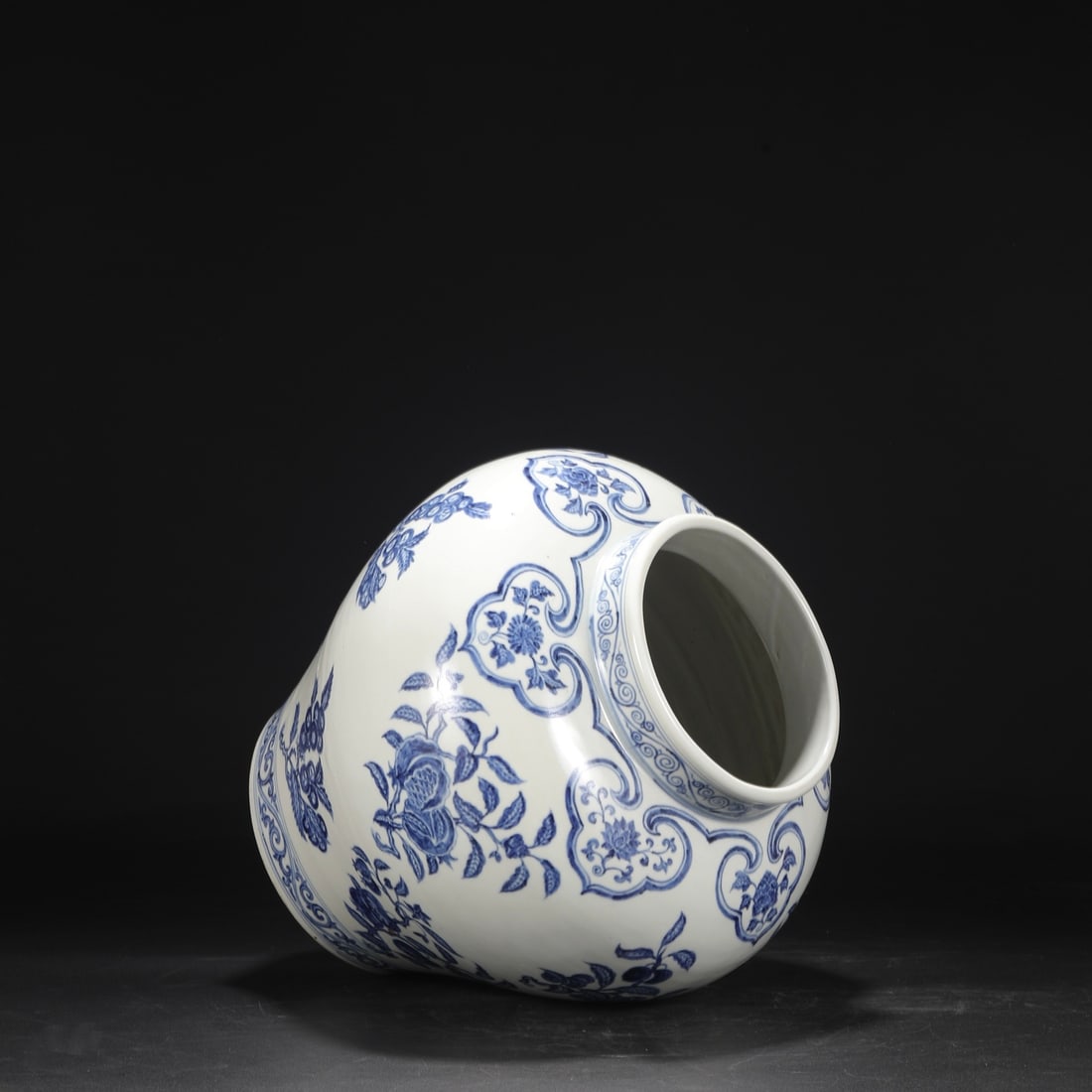 An Exquisite Blue and White Flower and Fruit Pattern Jar - 5